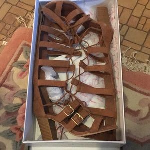 Qupid sz 7 heel gladiator